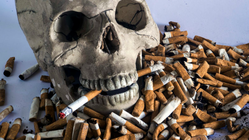 Smokes Ciggies In VR