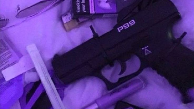 Girl w gunのバナー