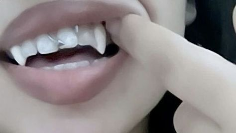 vampire teethのバナー