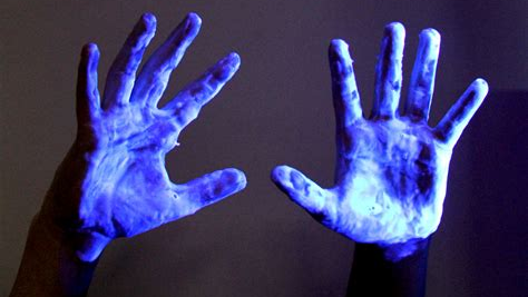 Glows White Under Black Lightのバナー