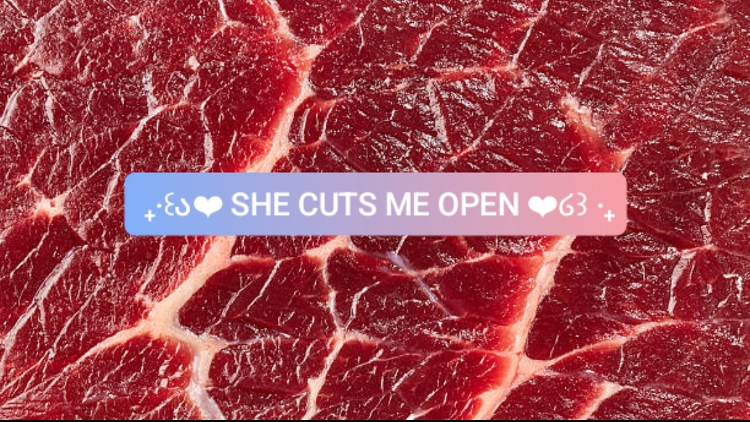 She cuts me openのバナー